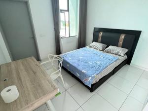新山High class condominium 3rm Bukit Indah Johor pool gym的一间卧室配有一张床和一张木桌
