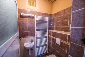 廷吉尔Riad Lalla的一间带水槽和卫生间的小浴室
