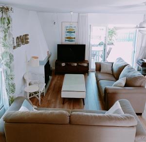 帕洛斯角The Blue Family House的客厅配有两张沙发和一台电视机