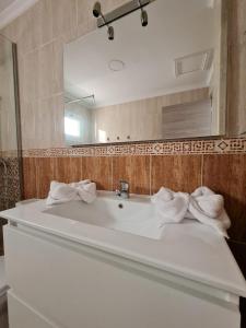 TetirEl Olivar La Vega de Tetir的浴室设有白色水槽和镜子