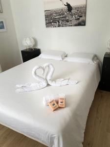 蒙彼利埃Jolie Villa, Piscine, 10min centre ville, WIFI的一张带两条毛巾和两条心的床铺
