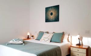 里乔内Appartamento Garden的卧室配有两张床,墙上挂着一幅画