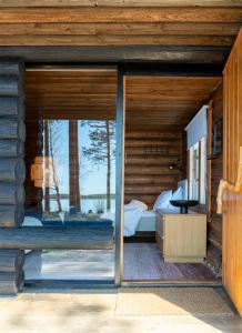 鲁奥科拉赫蒂Utula Nature Retreat的小木屋内一间卧室,设有大窗户