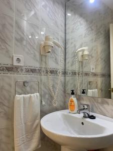 内尔哈Casablanca 1的白色的浴室设有水槽和镜子