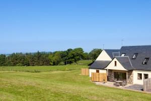 林利斯戈Beech Cottage at Williamscraig Holiday Cottages的旁边是一片大草场的房子