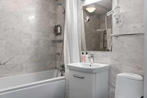 利雪平爱德华贝斯特韦斯特酒店的浴室配有卫生间、盥洗盆和浴缸。