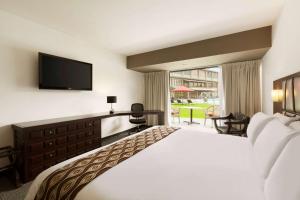 特鲁希略特鲁希略考斯特索温德姆酒店的配有一张床和一台平面电视的酒店客房