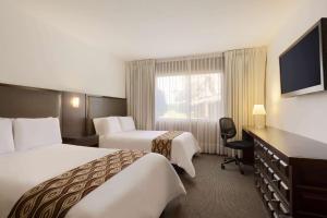 特鲁希略特鲁希略考斯特索温德姆酒店的酒店客房设有两张床和电视。