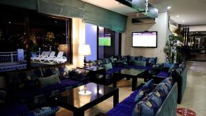 舍夫沙万帕拉多尔酒店的带沙发和平面电视的客厅