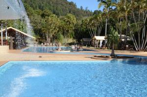 蒙蒂锡昂Guarany Eco Resort的度假村内带喷泉的游泳池