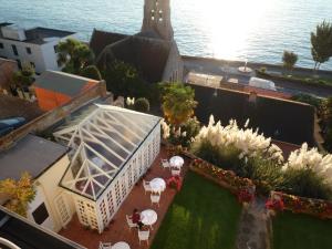 圣欧班潘拉玛旅馆的享有带花园的建筑的顶部景致