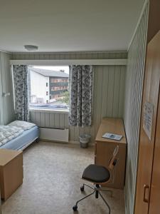 莫尔德莫尔德凡德赫姆旅舍的小房间设有书桌、床和椅子