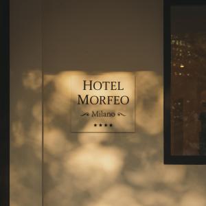 米兰Hotel Morfeo的玻璃墙上的酒店摩洛哥标志