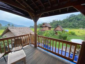 SilebengKubu Sakian Villa的从别墅的甲板上欣赏美景