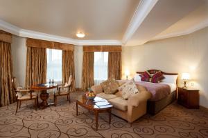 纳斯劳勒斯酒店的酒店客房配有床、沙发和桌子。