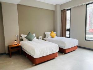 花莲市润民宿的酒店客房设有两张床和窗户。