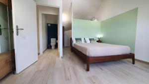 Cul de SacPinel Superbe appartement en résidence VUE MER的一间卧室配有一张床,铺有木地板