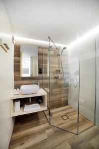 扎科帕内VILLA NOSAL - Zakopane的一间带玻璃淋浴和水槽的浴室