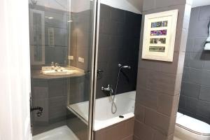 莫纳奇尔Casa acogedora en Sierra Nevada的带淋浴、卫生间和盥洗盆的浴室