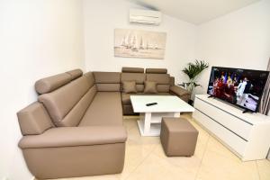 维尔Apartments Sana 2的带沙发和电视的客厅