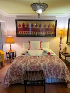 丹吉尔奥克帕特斯3号旅馆的一间卧室配有一张大床和两盏灯。