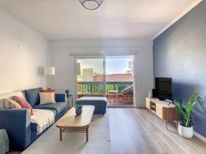 丰沙尔Casa Pico dos Barcelos by LovelyStay的客厅配有蓝色的沙发和电视