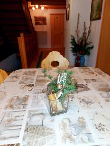 玛丽亚阿尔姆维霍弗保尔农家乐的一张桌子,上面有白色的桌布,花瓶