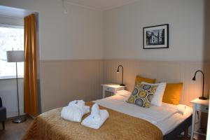 莫伦莱克STF温德尔斯伯格酒店&旅馆的酒店客房,配有带毛巾的床