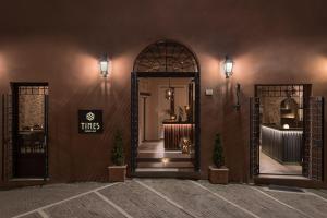 佩鲁贾Times Suites & Bar的餐厅的入口,设有两个门