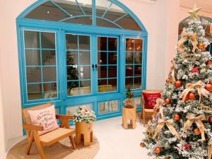 南湾Little Greece 希腊小镇・垦丁第一家洞穴设计旅店  的蓝门房间里一棵圣诞树