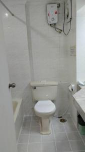 曼谷Asia Inn Bangkok 2022的白色的浴室设有卫生间和淋浴。