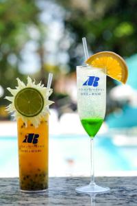 阿蒂巴亚Atibaia Residence Hotel & Resort的一杯酒,一杯酒,一杯石灰