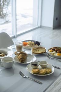 克列缅丘格Спа-готель ПОЛО-МЕДЛАЙФ的一张白色桌子,上面放着食物板