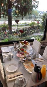 特拉本特拉巴赫Hotel Gonzlay的一张桌子,上面放着盘子,享有水景