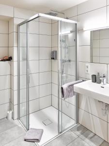 因斯布鲁克Innheaven Apartments的带淋浴和盥洗盆的浴室