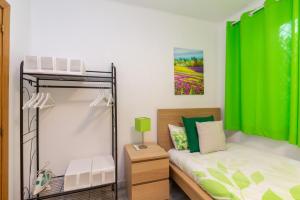 马德里Apartamento Casa de Campo的一间卧室配有双层床和绿帘