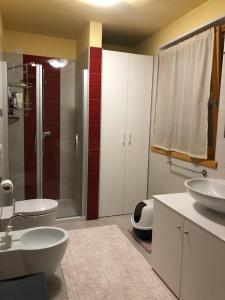 卡里索洛casa Olivieri的一间带两个盥洗盆和淋浴的浴室