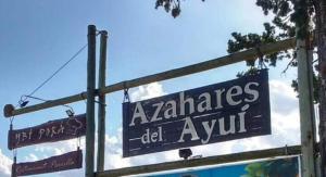 康考迪亚Cabañas de Ayui的建筑物一侧有两条路标