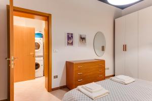 弗利RomagnaBNB La Scranna的一间卧室配有一张床、梳妆台和洗衣机。