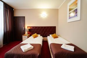 苏瓦乌基Apartamenty-Europejska的一间酒店客房,房间内设有两张床