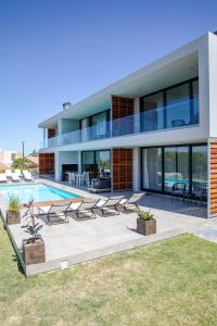 普利登堡湾Hilltop Bayview Luxury Apartments的现代房屋设有游泳池和庭院