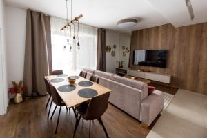 奥拉弗斯卡雷斯纳Apartmán Snow的客厅配有桌子和沙发