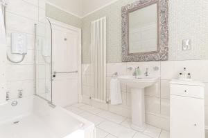 卡伦德Arden House B&B and Self-Catering的白色的浴室设有水槽和镜子