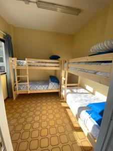 Ronco CanaveseLo Bec的小型客房配有两张双层床,