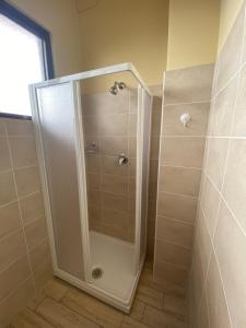 Ronco CanaveseLo Bec的浴室里设有玻璃门淋浴