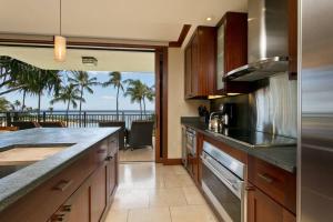 卡波雷Ko Olina Beach Villas B210 - Beach Front Luxury 2BR 2BA Condo with 1 Free Parking的带柜台的海景厨房