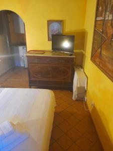 伊维萨镇Navila René的一间卧室配有一张床和一张带笔记本电脑的书桌