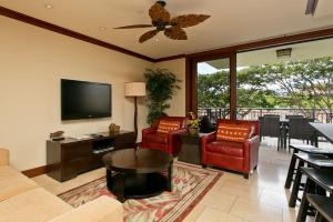 卡波雷Ko Olina Beach Villas B304 - 3BR Luxury Condo with Stunning Ocean View & 2 Free Parking的带沙发和电视的客厅
