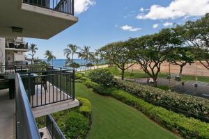 卡波雷Ko Olina Beach Villas B304 - 3BR Luxury Condo with Stunning Ocean View & 2 Free Parking的海景阳台