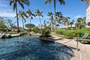 卡波雷Ko Olina Beach Villas B304 - 3BR Luxury Condo with Stunning Ocean View & 2 Free Parking的度假村内带水管的游泳池